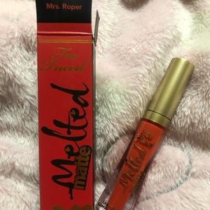 Too Faced Melted Matte *Mrs. Roper*